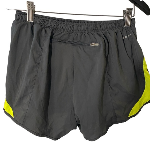 Nike Women's Black Dri Fit Tempo Embossed Running Shorts Zipper Pocket Sz S - Picture 2 of 5